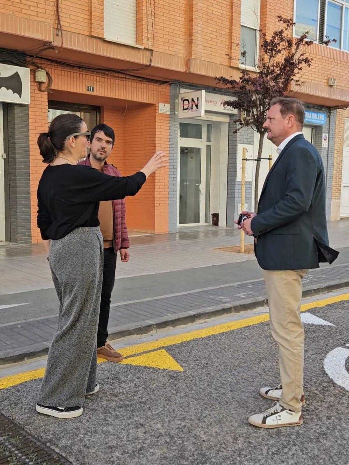 El alcalde de Silla, Vicent Zaragozà, en una de las calles escolares junto al colegio El Pati.