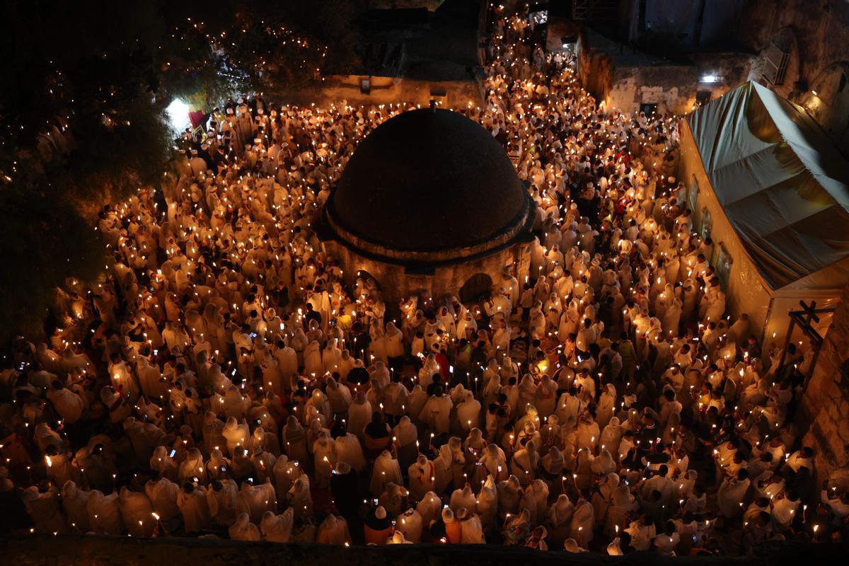 Cristianos ortodoxos celebran “Fuego Sagrado” en Jerusalén. eregrinos cristianos ortodoxos sostienen velas durante la ceremonia del Fuego Sagrado, un día antes de la Pascua ortodoxa, el sábado 15 de abril de 2023 en la Iglesia del Santo Sepulcro en la Ciudad Vieja de Jerusalén, donde muchos cristianos creen que Jesús fue crucificado y enterrado antes de resucitar.