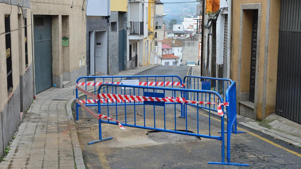 Nueva rotura de tubería en la calle Cabezabellosa de Plasencia
