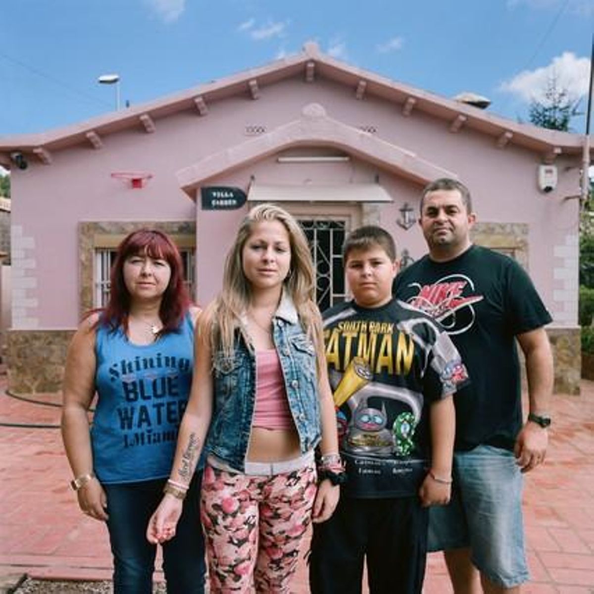 Una de las familias que conforman el barrio de Mas Sauró