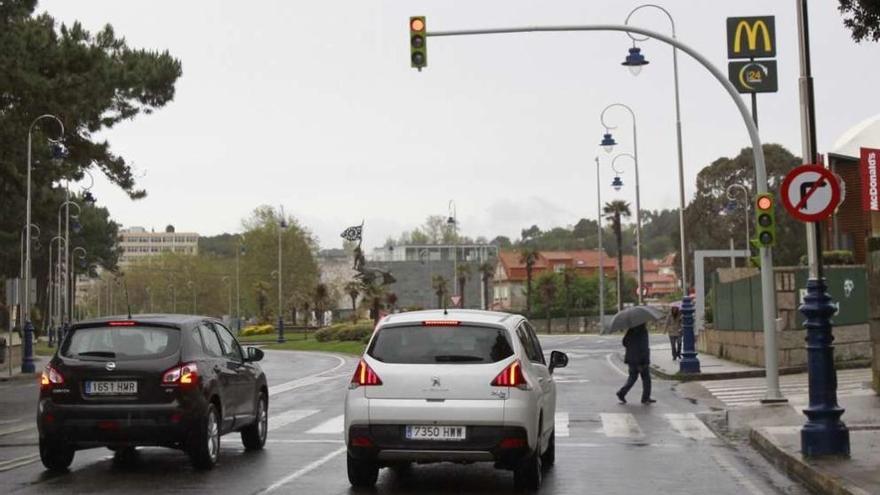 Nuevo paso de peatones regulado por semáforo que la Concejalía de Tráfico acaba de instalar en la avenida de Samil para reducir el riesgo de atropellos. // José Lores