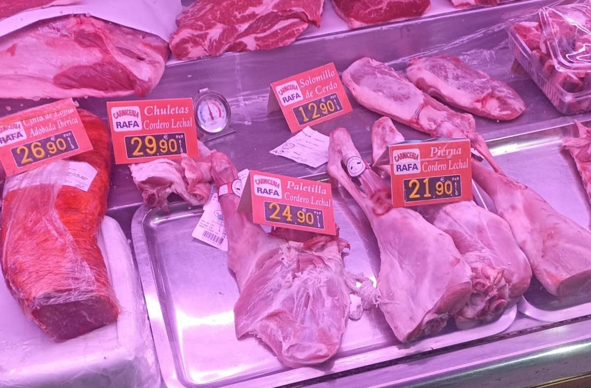 Paletilla de cordero lechal a 24,90 el kilo en una carnicería de Puerta del Ángel, en Madrid.