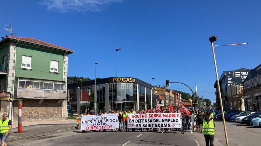 &quot;Hay que hablar de un plan de viabilidad que asegure muchos años la producción de Avilés&quot;,  piden los trabajadores de Saint Gobain, de manifestación contra de los despidos