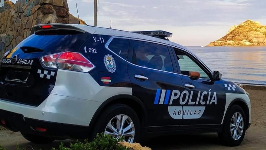 Detenido un hombre que no usaba mascarilla y gritaba a coches y peatones en Águilas