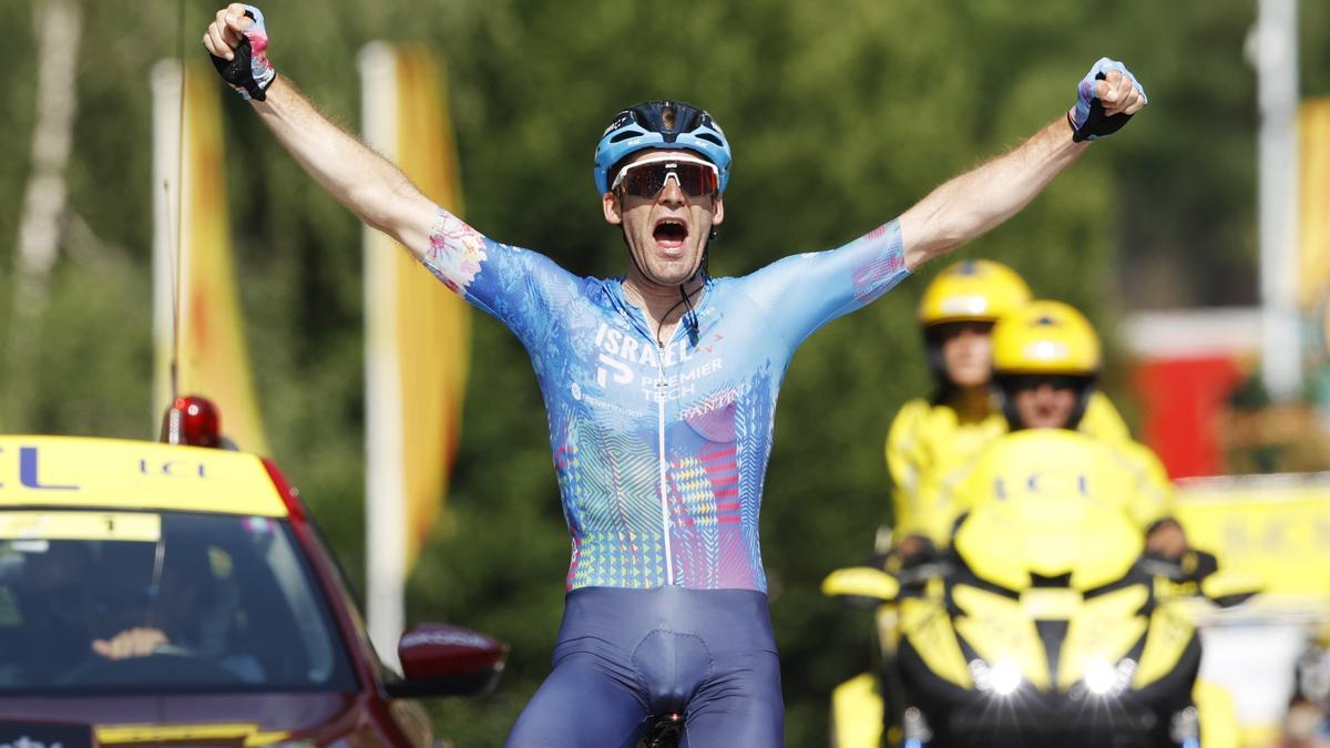 Hugo Houle, del equipo Israel Premier-Tech, celebra una victoria de etapa en el Tour de Francia.