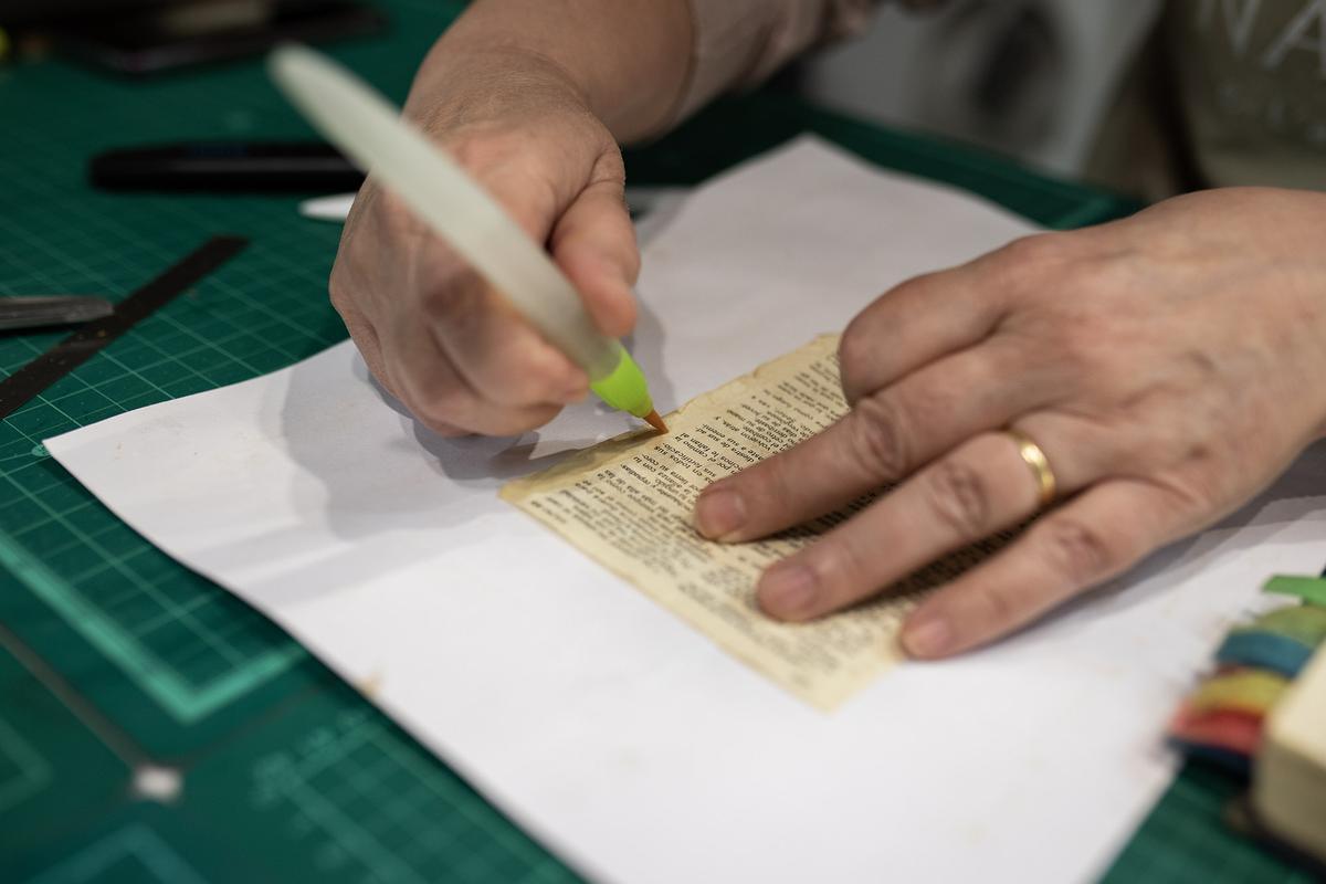 Mercè Capell, restaurando un libro en la trastienda del taller Naikare de Barcelona