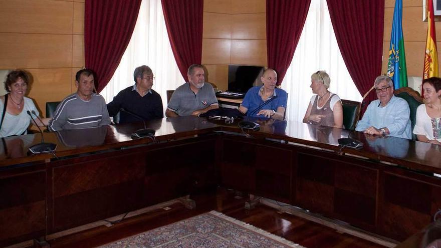 Representantes del movimiento &quot;Trabajadores Campesinos&quot; y del Ayuntamiento, ayer, en Sama.