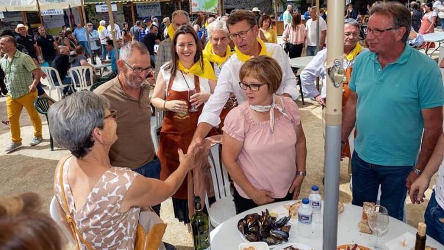 A alcaldesa, Marta Valcárcel, e o presidente do PP, Alberto Núñez Feijóo, saudando a asistentes.