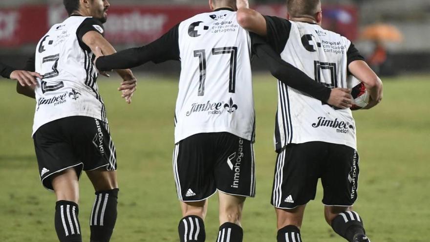 Los jugadores Orfila, Miranda y Aketxe celebran un gol en el derbi, la última victoria albinegra.