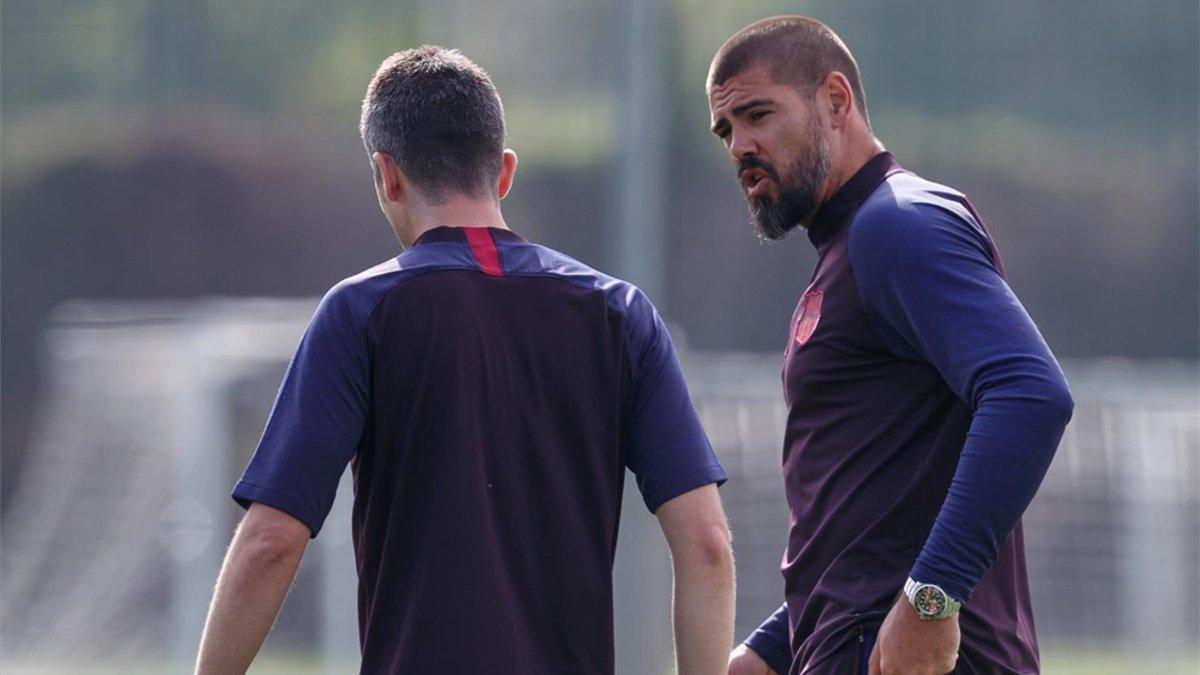 Víctor Valdés, en un entrenamiento junto a Quim Ramon, su segundo en el Juvenil A