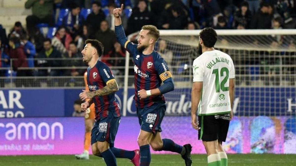 Jorge Pulido celebra el 1-1 ante el Racing, con Sergi Enrich justo a su lado.