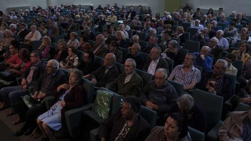 El salón de actos del Colegio Universitario, lleno de socios de la entidad.