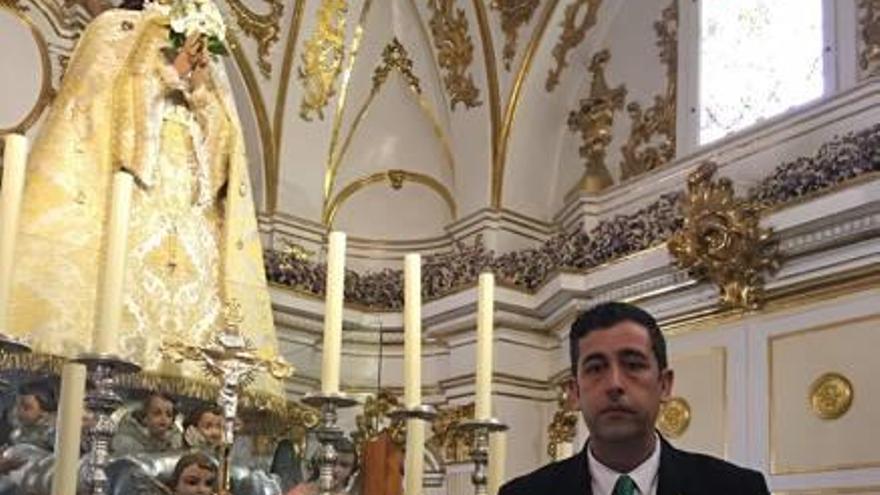 Corominas durante su visita a la imagen de la Virgen de las Nieves.