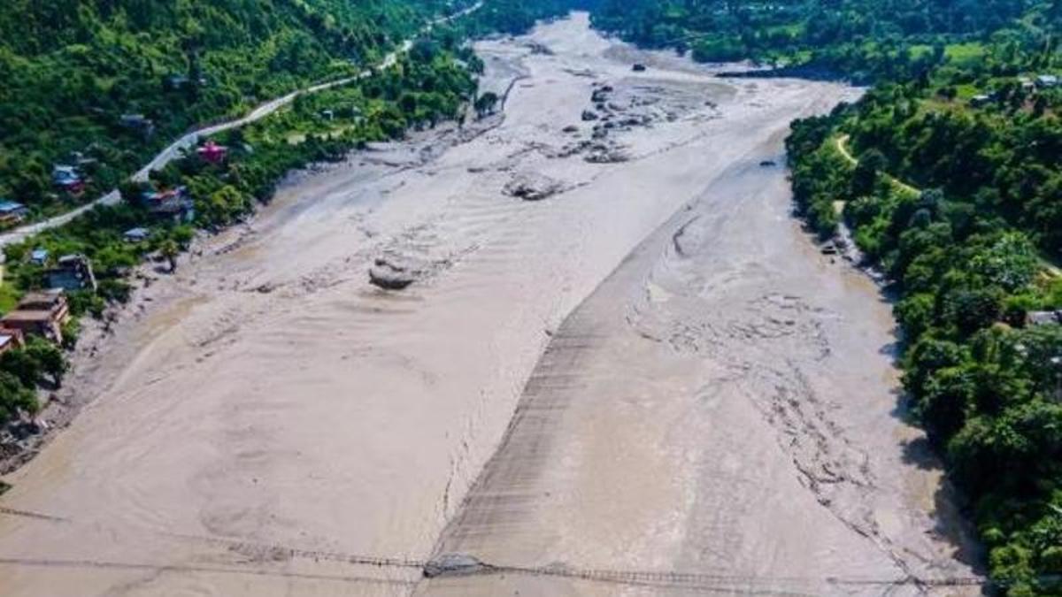 El riu Bhotekoshi després de la inundació