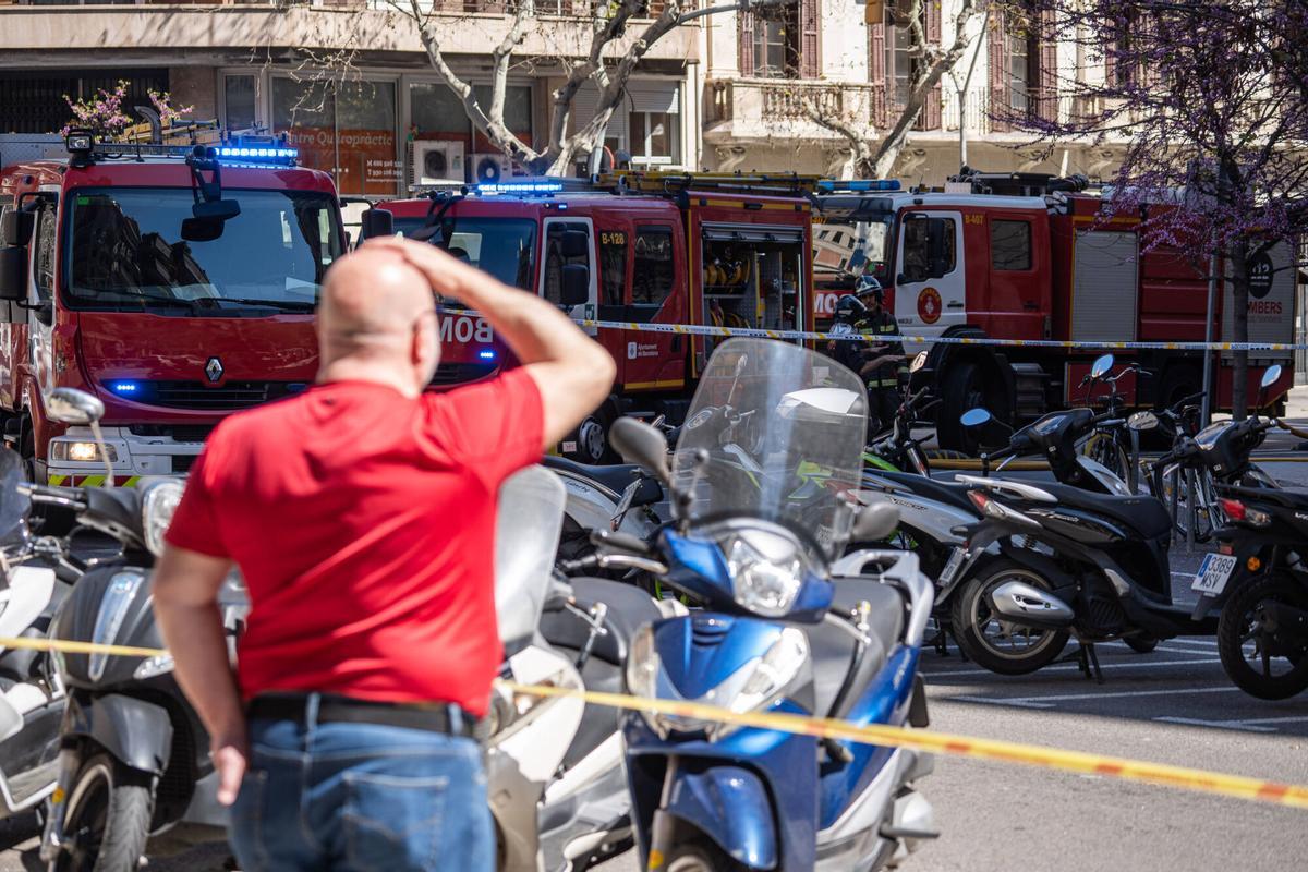Bomberos de Barcelona acuden a un incendio en la calle Urgell