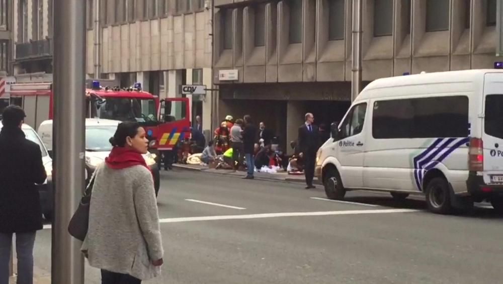 Personal de emergencia atiende a los heridos en la estación de Maelbeek.