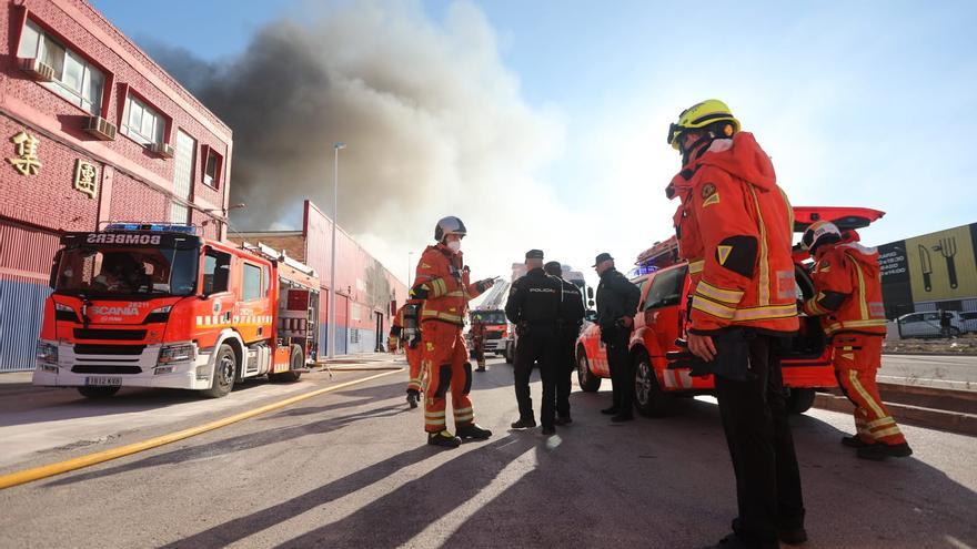 Incendio en una nave industrial en Manises