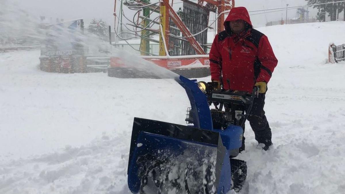 Un operari de l’estació preparant les pistes