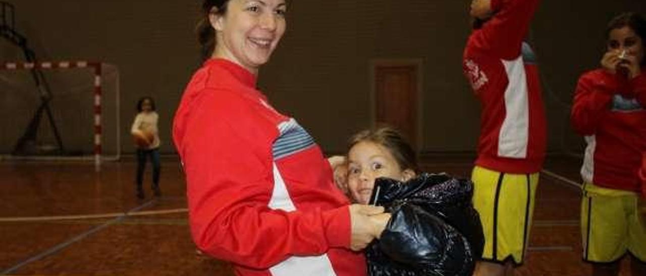 Miriam Gancedo, con su hija Lara Rodríguez, durante un descanso.