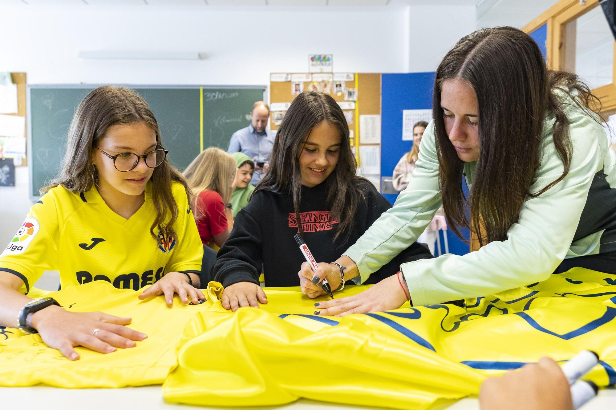 Rocío García, fimando un autógrafo en el CEIP Germans Ochando de Vila-real