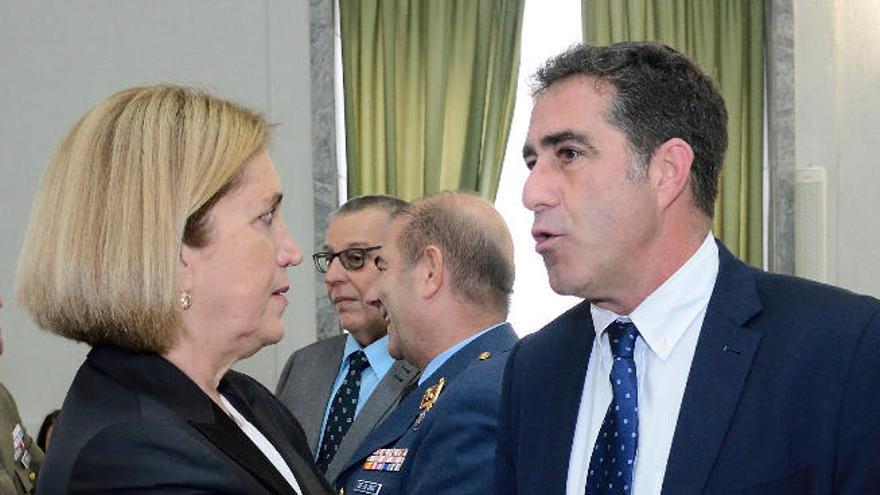 Francis Candil con la exdelegada del Gobierno, Mercedes Roldós.