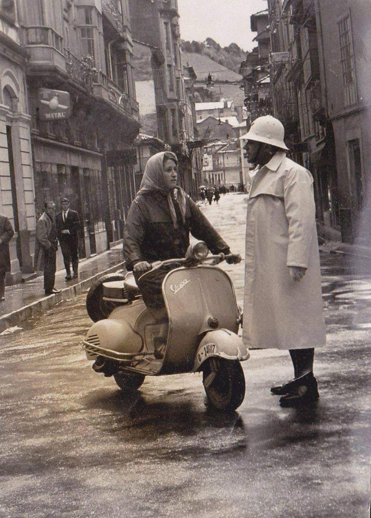Un policía local de Luarca, de servicio.