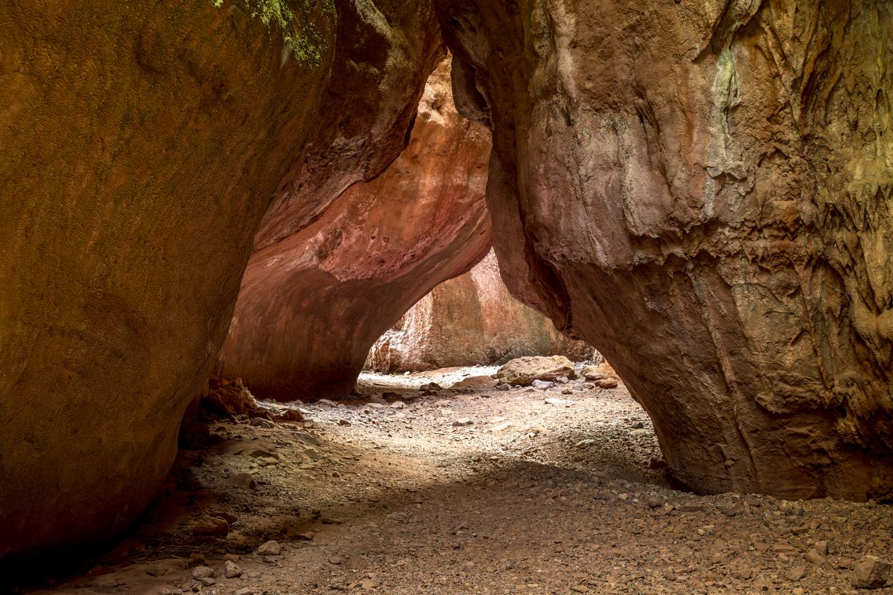 Formaciones rocosas del estrecho de La Arboleja en Aledo, Región de Murcia, España