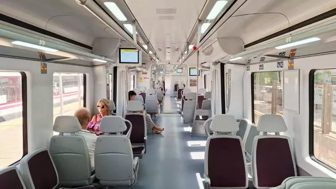 Los nuevos trenes Civia de la Serie 465 llegan a la red de Cercanías de València