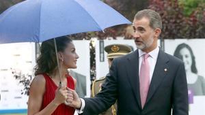 Los Reyes Felipe y Letizia  a su llegada al centro de eventos Mas Marroch del Celler de Can Roca, en el municipio de Vilablareix  para presidir la ceremonia de entrega, de los Premios Fundación Princesa de Girona, en junio del 2018.