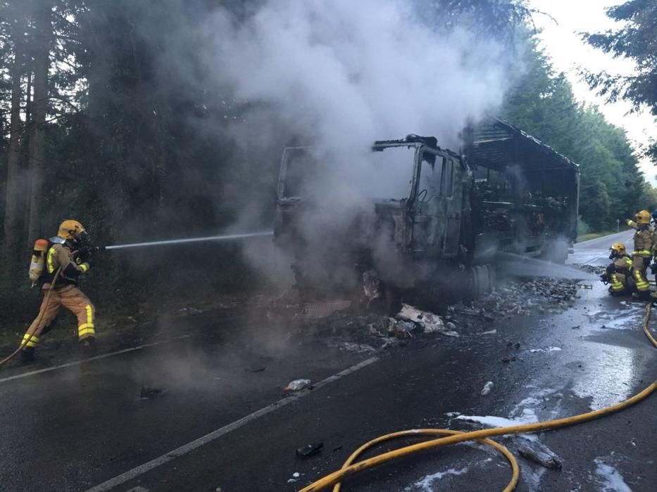 Els Bombers treballant en l'incendi del camió