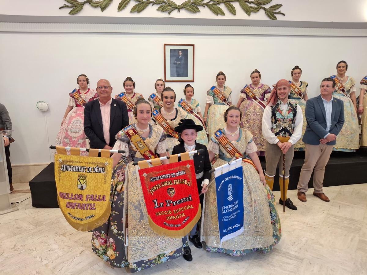 La fallera mayor infantil y el presidente de Baix la Mar, al recoger los banderines del gran premio