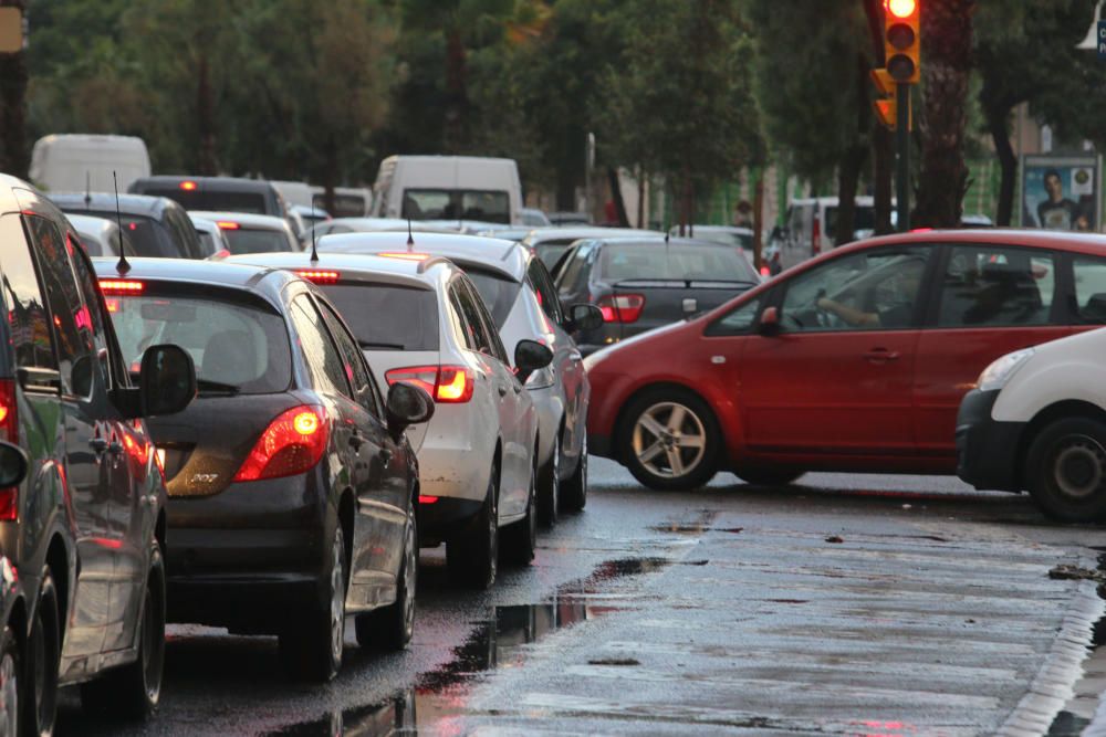 El paseo marítimo de Huelin y la calle Pacífico amanecían inundadas por el agua y provocando retenciones de tráfico.