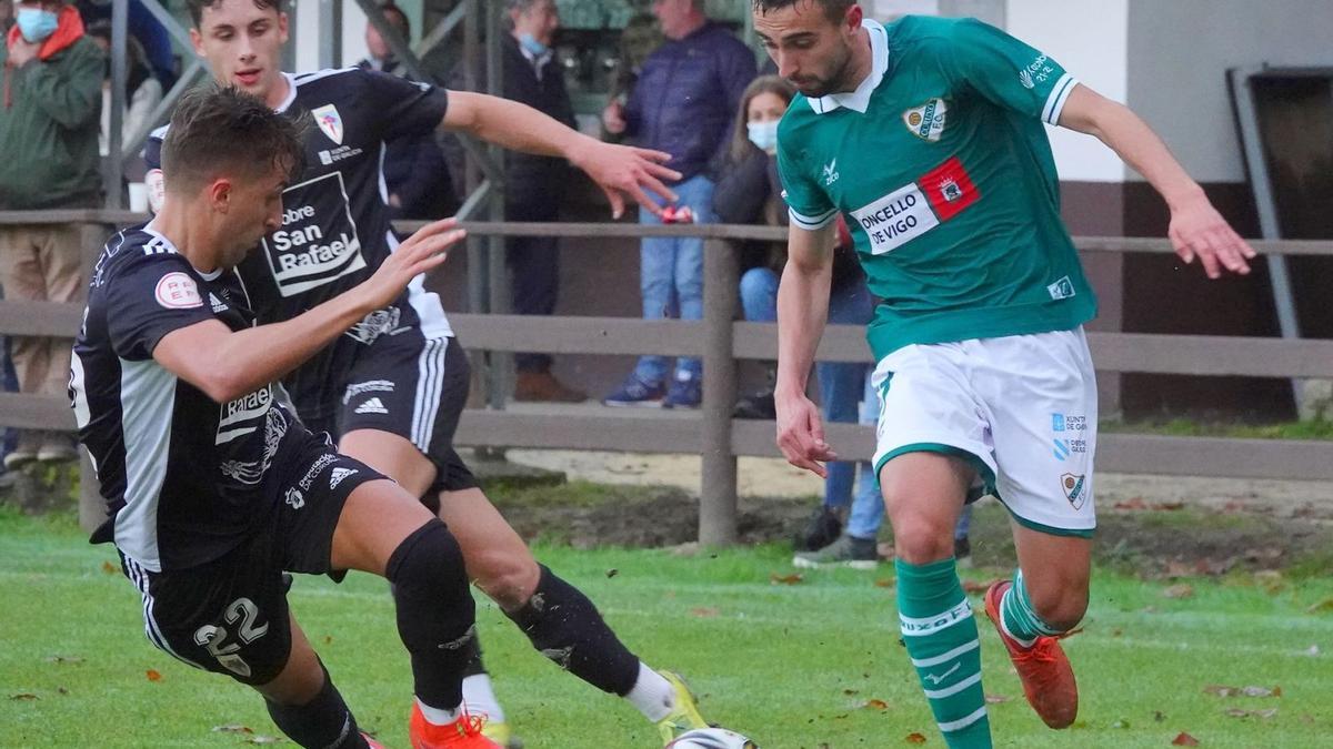 Chiqui conduce la pelota ante la oposición de dos jugadores del Compostela en el duelo de la primera vuelta en Pardella. // JOSÉ A. DÍAZ