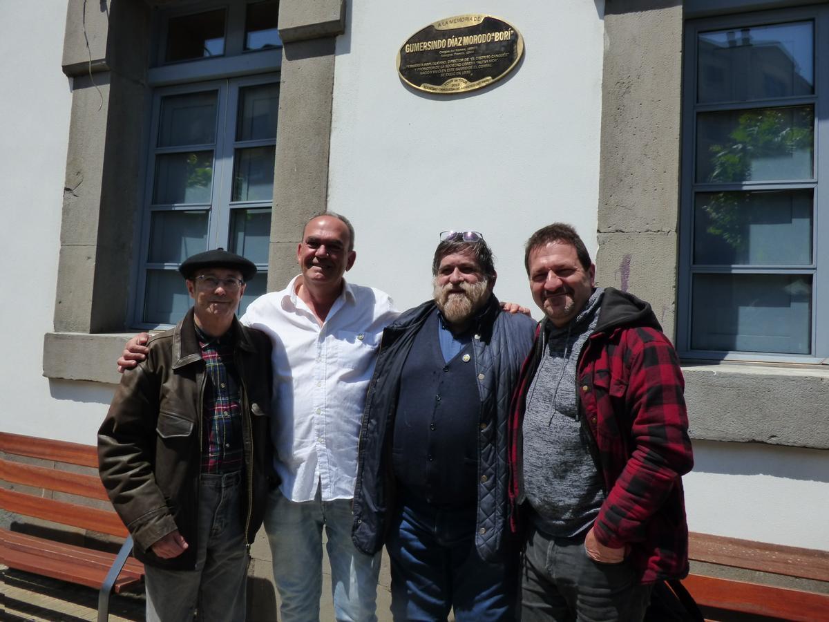 Por la izquierda, David Rivas, Alejandro López, Lisardo Lombardía y Frankie Delgado, bajo la placa en recuerdo de Gumersindo Díaz Morodo.