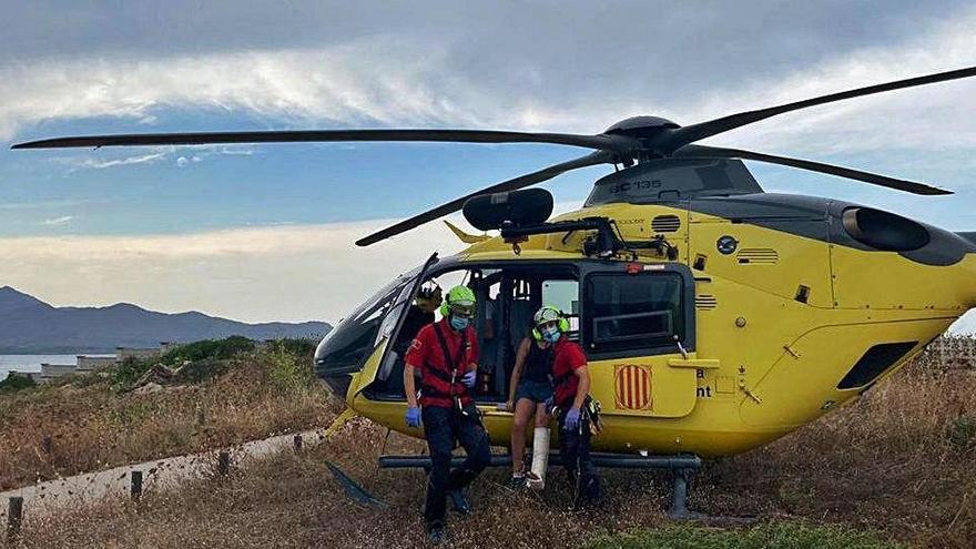 L&#039;helicòpter dels Bombers durant un rescat al Port de la Selva, el passat 19 de juliol.