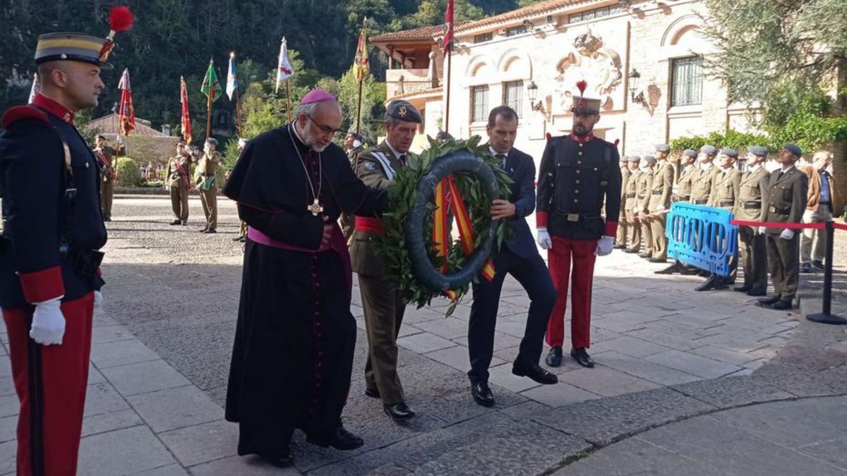 Jesús Sanz Montes, arzobispo de Oviedo, el general Luis Cortés Delgado y José Manuel González, alcalde de Cangas de Onís, en un momento del homenaje a los caídos. | J. Q.