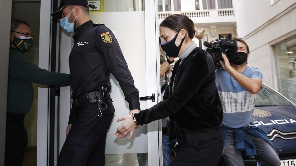 La acusada Alejandra G.P. a su llegada al juicio en la Audiencia de Alicante.