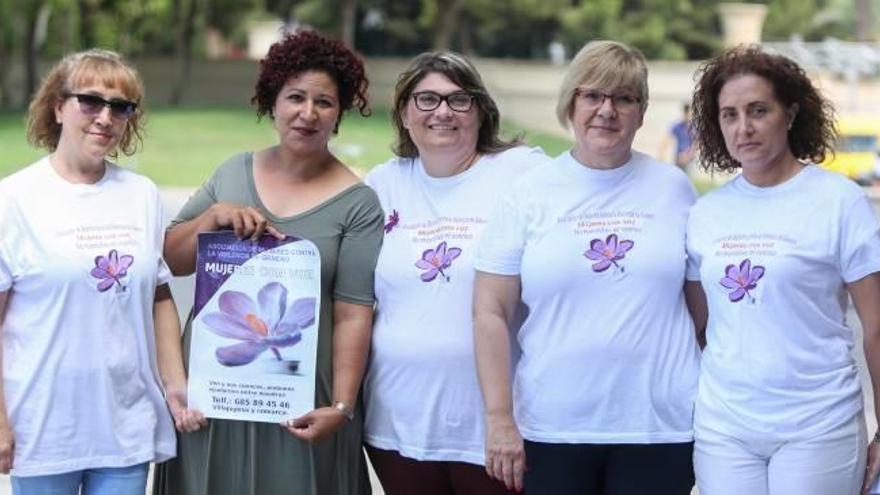 Algunas integrantes de Mujeres con voz, tras presentarse en el Ayuntamiento de Benidorm.