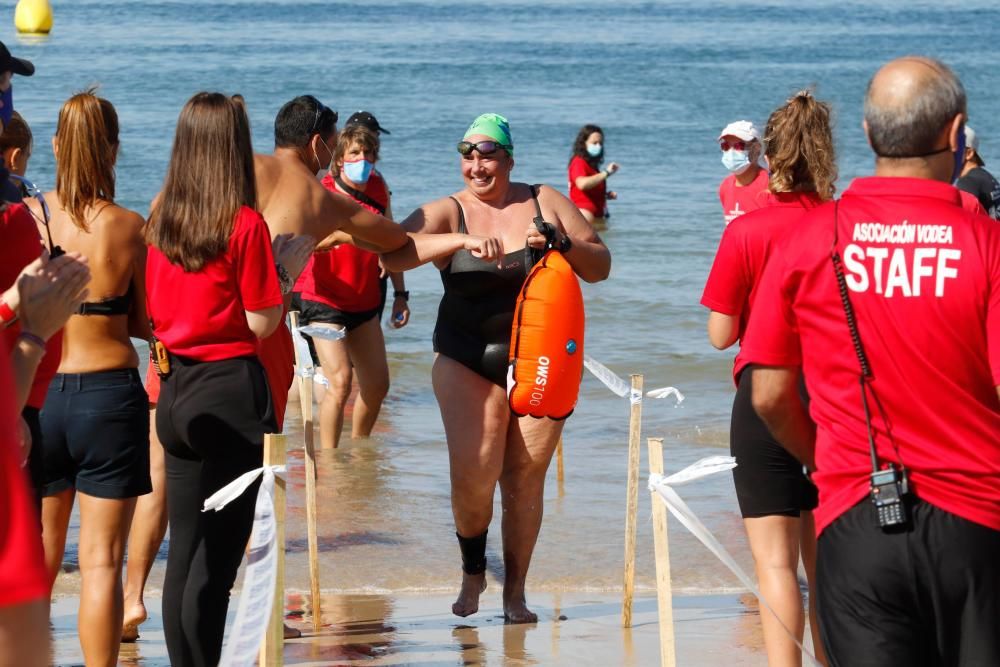 400 nadadores desafían a las aguas de Praia América. // Alba Villar