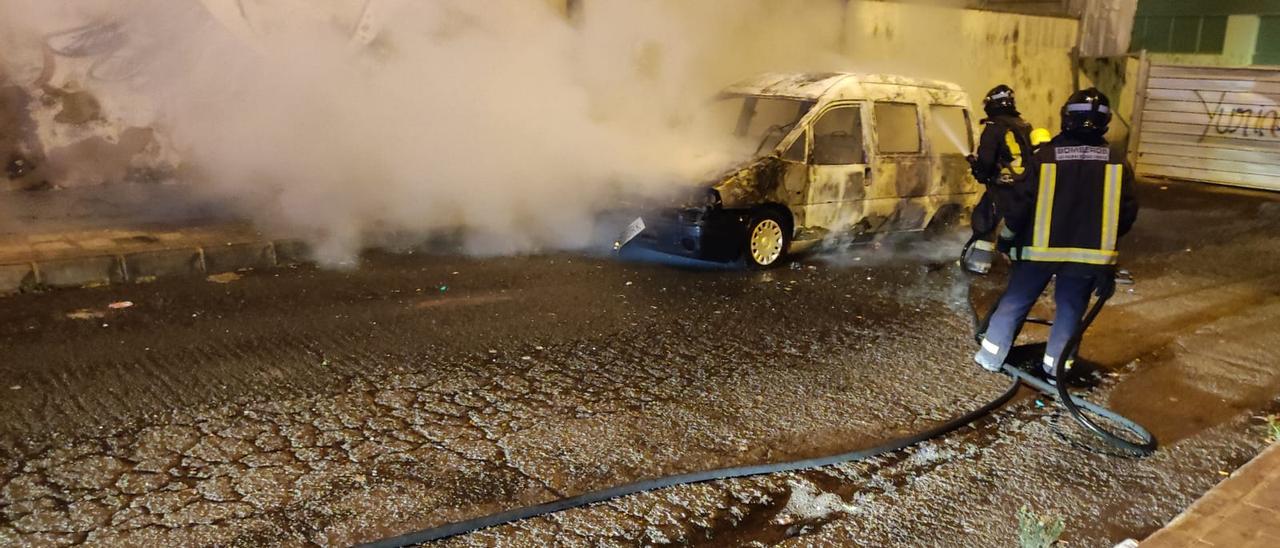 El vehículo de uno de los arrestados arde en Tamaraceite.