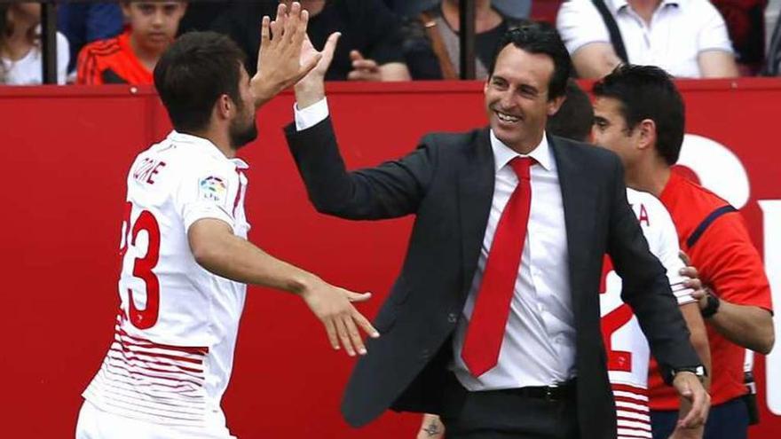 Emery felicita a Coke por su gol al Betis. // Julio Muñoz