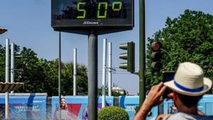 Termómetro registrando 50 grados en Sevilla.