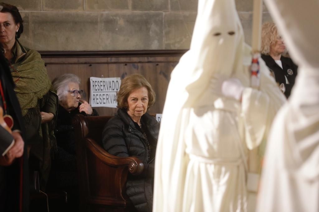 Sofía zwischen Büßern: So erlebte die Altkönigin die Prozession am Gründonnerstag auf Mallorca