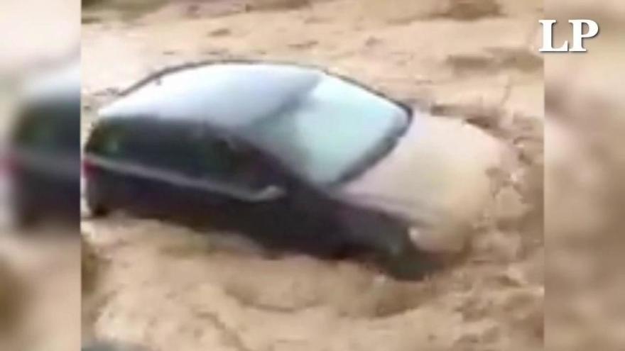 Coche en apuros, con ocupantes en su interior, en Morro Jable