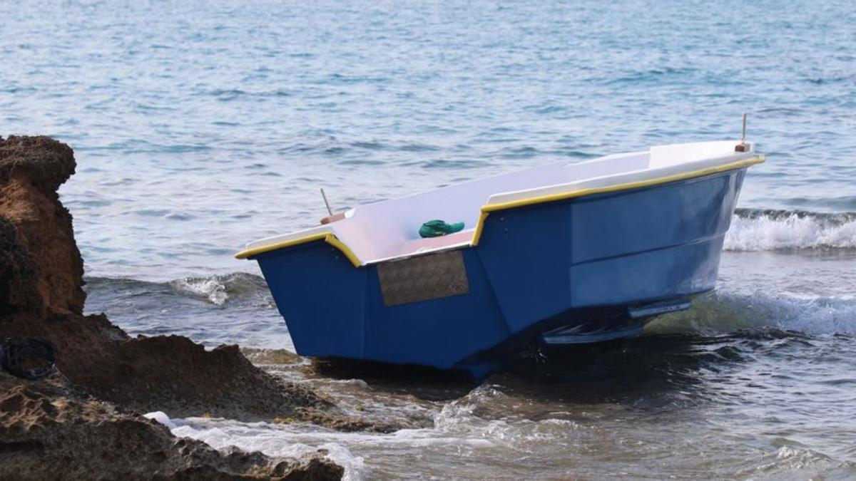 Una de las barcas arribadas a Formentera. | CARMELO CONVALIA