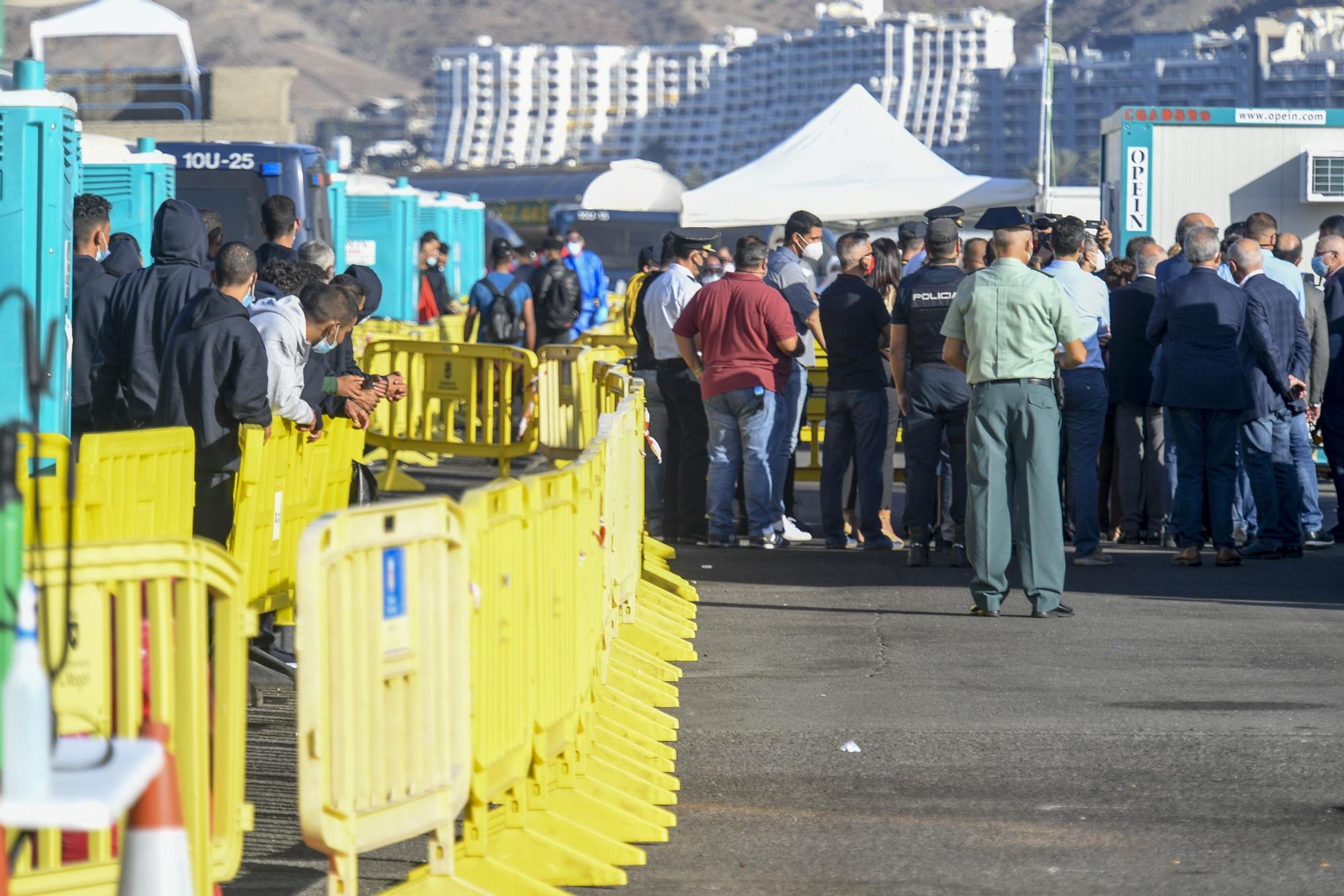 Escrivá visita el muelle de Arguineguín