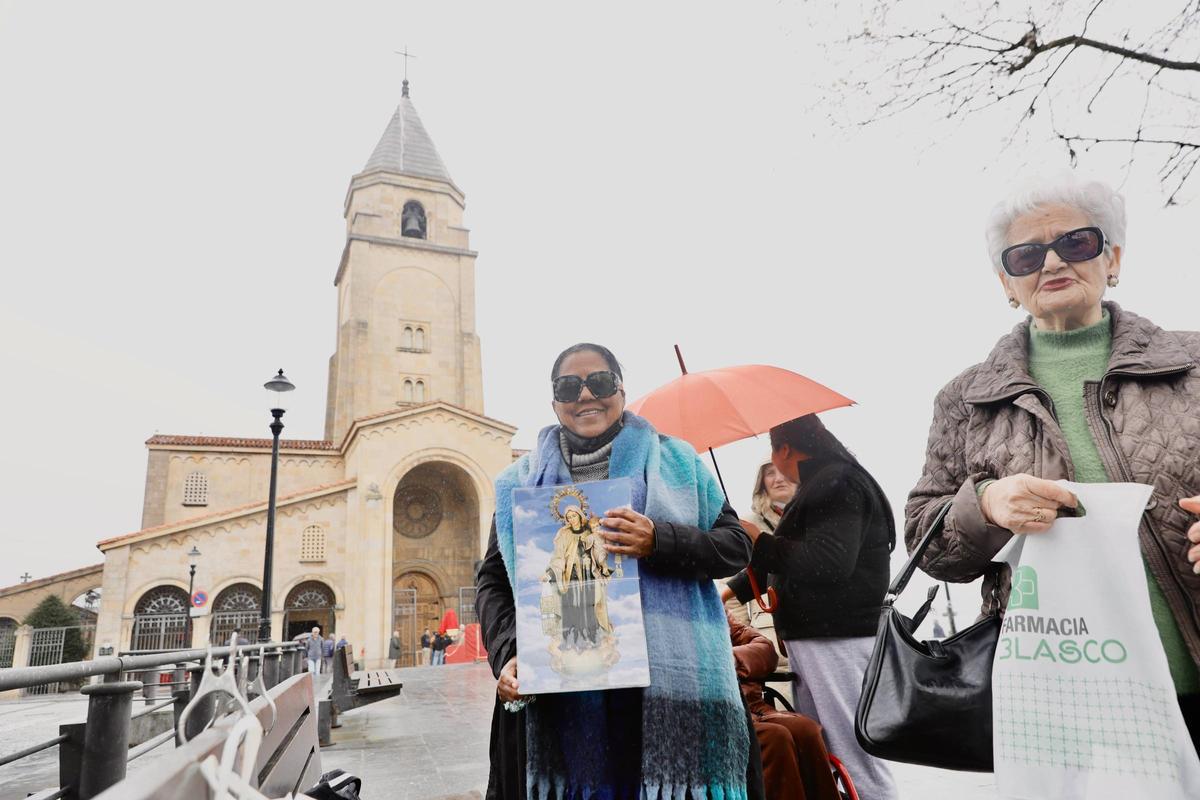 Judith Solsona, sosteniendo una imagen de la Virgen, con la iglesia de San Pedro al fondo.