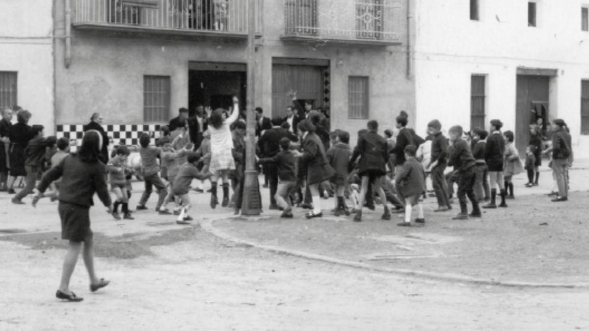 Una imagen histórica de niños y niñas jugando en las calles de Rafelbunyol.