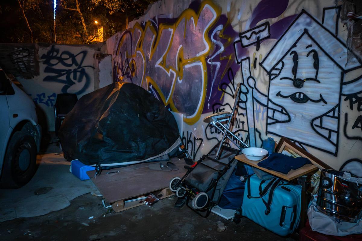 Barcelona 3/12/2025 Sociedad Recuento de personas sin hogar por parte de Arrels. - Baix Guinardó. AUTOR: JORDI OTIX