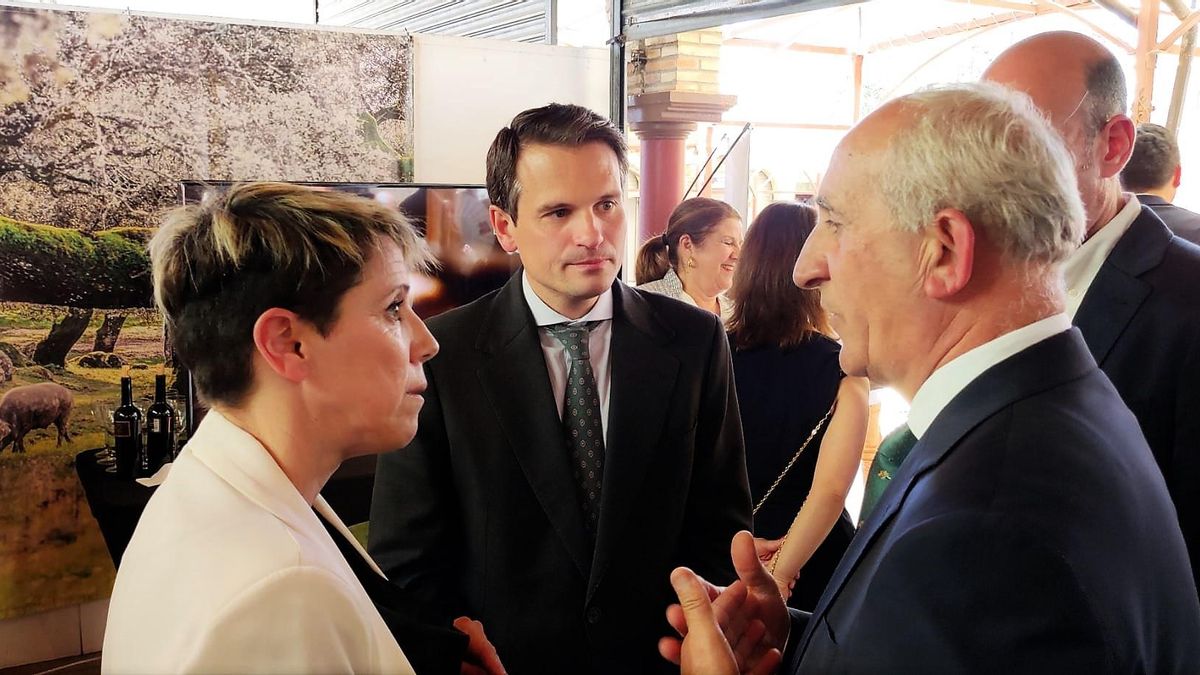 Abel Bautista en su visita al stand de Monesterio